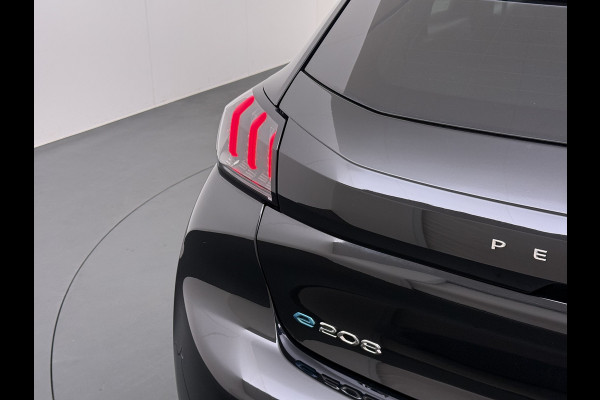 Peugeot e-208 EV GT 350 50kWh Soh 94% Panoramadak Adap.Cruise Stoelverwarming 3D-Navi 360°Camera Ecc Android Auto Apple Carplay Pdc Lmv Privacy Glas Led DAB Bluetooth Regen-Lichtsensor DAB+ Dealeronderhouden