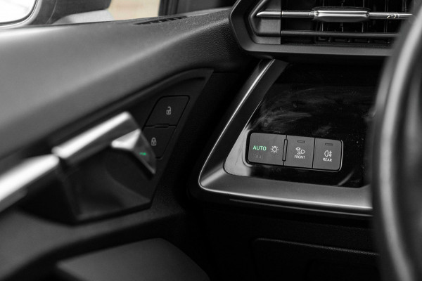 Audi A3 Sportback 40 TFSI e Business Edition 204 PK Ambiance Adaptive Keyless Elek.Klep Stoelverwarming 17''