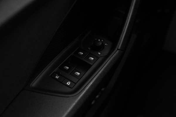 Audi A3 Sportback 40 TFSI e Business Edition 204 PK Ambiance Adaptive Keyless Elek.Klep Stoelverwarming 17''