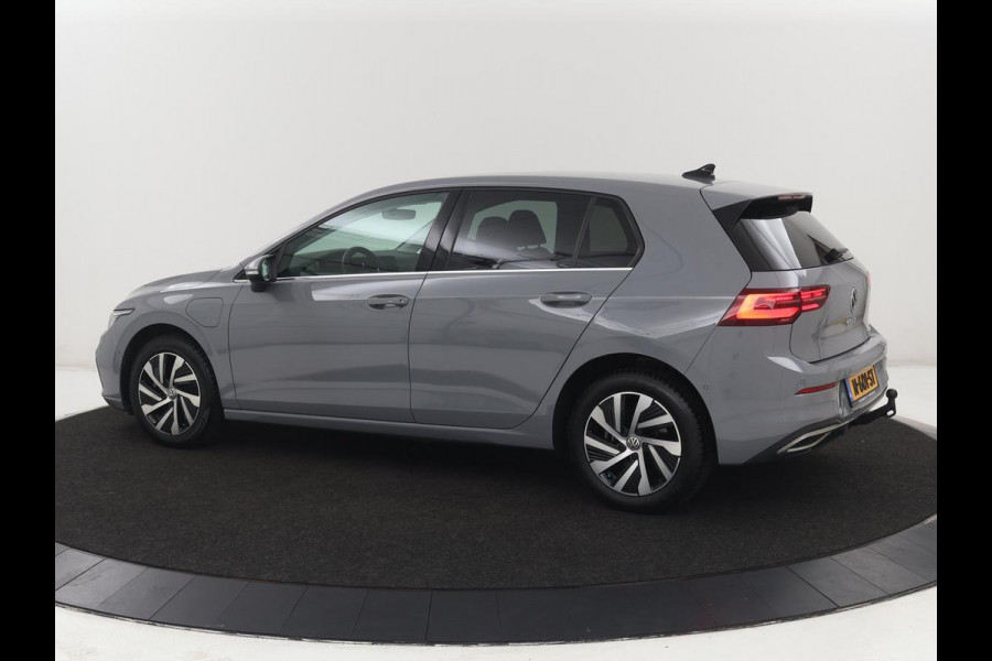 Volkswagen Golf 1.4 eHybrid Style | SOH 88,8% | Head-Up | Stoelverwarming | Trekhaak | Sfeerverlichting | Massage | Camera | Keyless | Matrix LED | Carplay | Adaptive cruise | Memory | Climate control | PHEV | Plug In