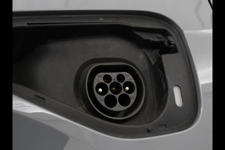 Volkswagen Golf 1.4 eHybrid Style | SOH 88,8% | Head-Up | Stoelverwarming | Trekhaak | Sfeerverlichting | Massage | Camera | Keyless | Matrix LED | Carplay | Adaptive cruise | Memory | Climate control | PHEV | Plug In