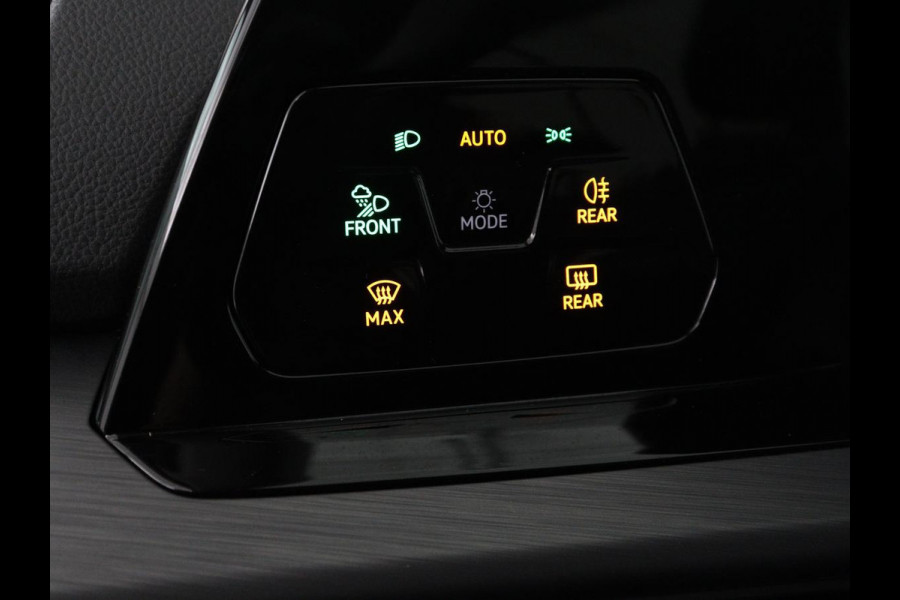 Volkswagen Golf 1.4 eHybrid Style | SOH 88,8% | Head-Up | Stoelverwarming | Trekhaak | Sfeerverlichting | Massage | Camera | Keyless | Matrix LED | Carplay | Adaptive cruise | Memory | Climate control | PHEV | Plug In