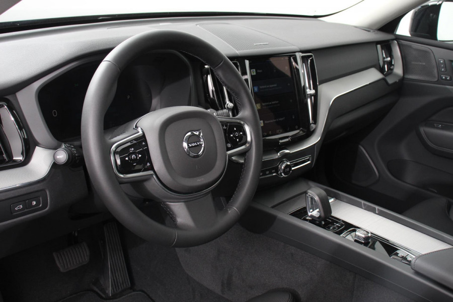 Volvo XC60 2.0 T6 Plug-in hybrid AWD Plus Dark Adaptieve cruise control Leder Navigatie Google Harman Kardon Panorama dak Lichtmetalen Velgen 19" Dab Stoelverwarming Camera Led Climate control Apple Carplay/ Android Auto