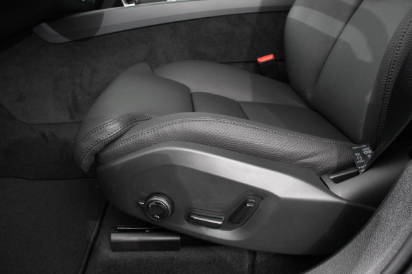 Volvo XC60 2.0 T6 Plug-in hybrid AWD Plus Dark Adaptieve cruise control Leder Navigatie Google Harman Kardon Panorama dak Lichtmetalen Velgen 19" Dab Stoelverwarming Camera Led Climate control Apple Carplay/ Android Auto