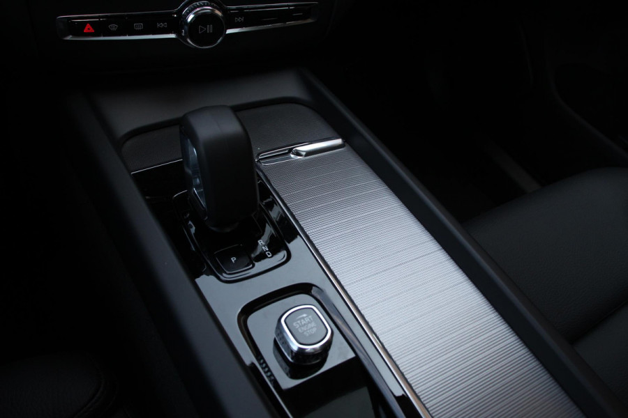 Volvo XC60 2.0 T6 Plug-in hybrid AWD Plus Dark Adaptieve cruise control Leder Navigatie Google Harman Kardon Panorama dak Lichtmetalen Velgen 19" Dab Stoelverwarming Camera Led Climate control Apple Carplay/ Android Auto