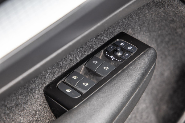 Volvo XC40 1.5 T4 Recharge Inscription AUTOMAAT / PLUG IN HYBRID / CARPLAY / CAMERA / STOELVERWARMING