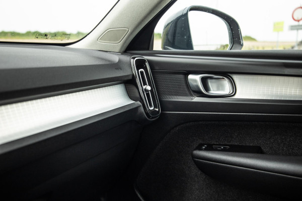 Volvo XC40 1.5 T4 Recharge Inscription AUTOMAAT / PLUG IN HYBRID / CARPLAY / CAMERA / STOELVERWARMING