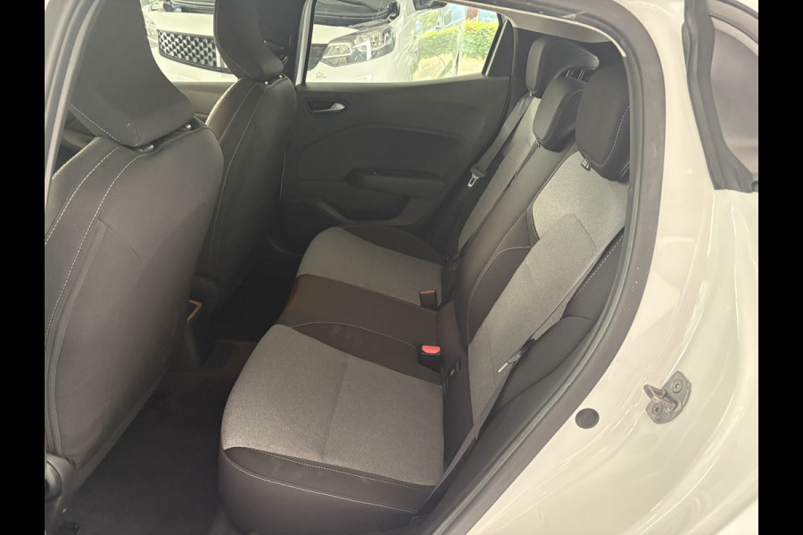 Renault Clio 1.0 TCe ECO-G 100 evolution Airco - Navigatiesysteem - Parkeersensor achter - Radio - Cruise control - Bluetooth - Stuur multifunctioneel - Led verlichting - Centrale vergrendeling met afstandsbediening - Elektrische ramen