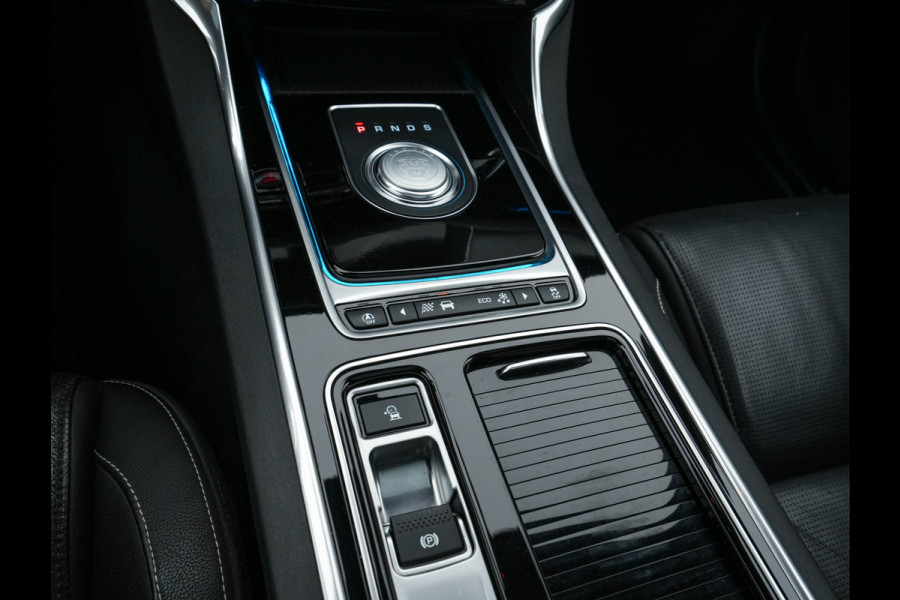 Jaguar XF Sportbrake 2.0d Portfolio Aut. *PANO | LEATHER | FULL-LED | MEMORY-PACK | DIGI-COCKPIT | HEATED-COMFORTSEATS | NAVI-FULLMAP | CAMERA | PRIVACY-GLASS | SHIFTPADDLES | AMBIENT-LIGHT | ECC | PDC | CRUISE | 20''ALU*