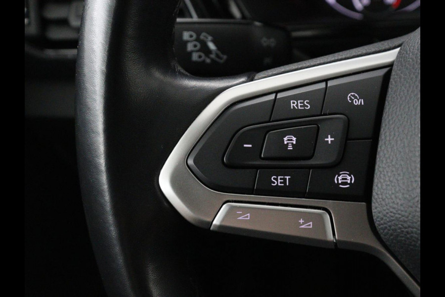 Volkswagen T-Cross 1.0 TSI Life | Adaptive cruise | Side Assist | Sportstoelen | Getint glas | 17'' | Airco | Parkeerhulp | Bluetooth | Regen-/lichtsensor