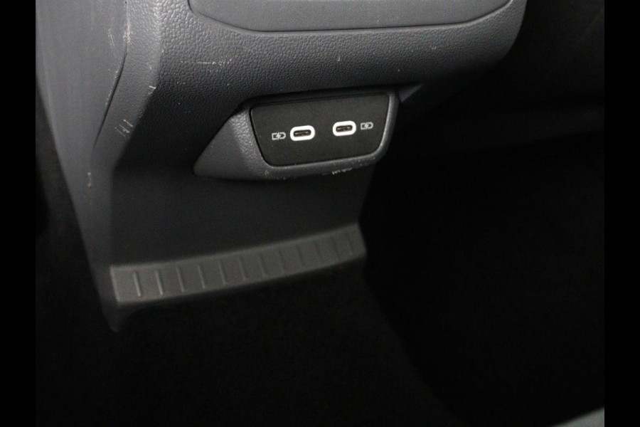 Volkswagen T-Cross 1.0 TSI Life | Adaptive cruise | Side Assist | Sportstoelen | Getint glas | 17'' | Airco | Parkeerhulp | Bluetooth | Regen-/lichtsensor