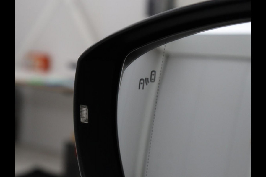 Volkswagen T-Cross 1.0 TSI Life | Adaptive cruise | Side Assist | Sportstoelen | Getint glas | 17'' | Airco | Parkeerhulp | Bluetooth | Regen-/lichtsensor