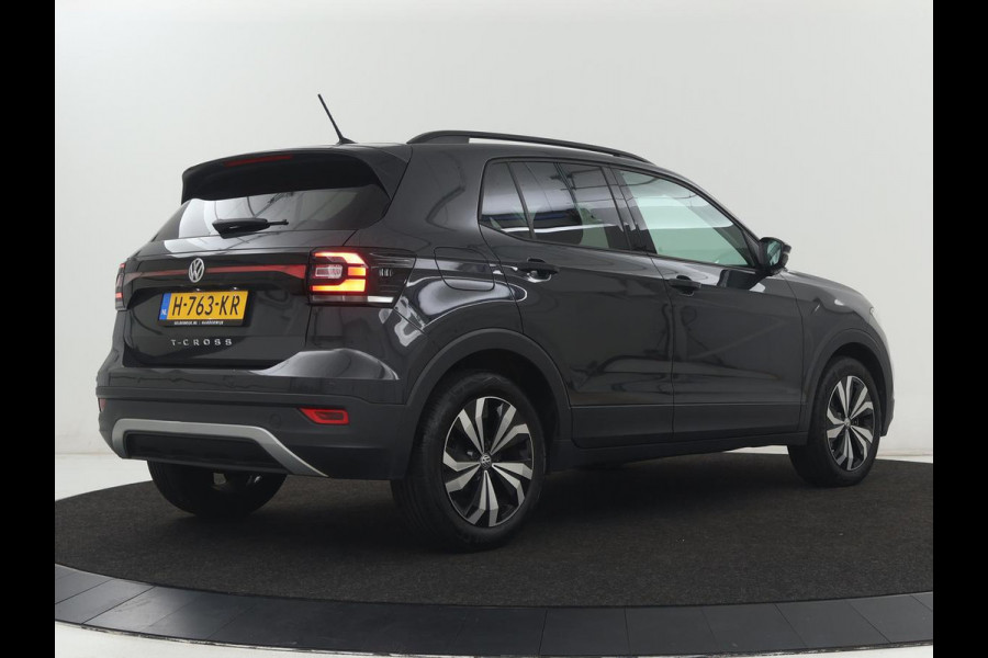 Volkswagen T-Cross 1.0 TSI Life | Adaptive cruise | Side Assist | Sportstoelen | Getint glas | 17'' | Airco | Parkeerhulp | Bluetooth | Regen-/lichtsensor