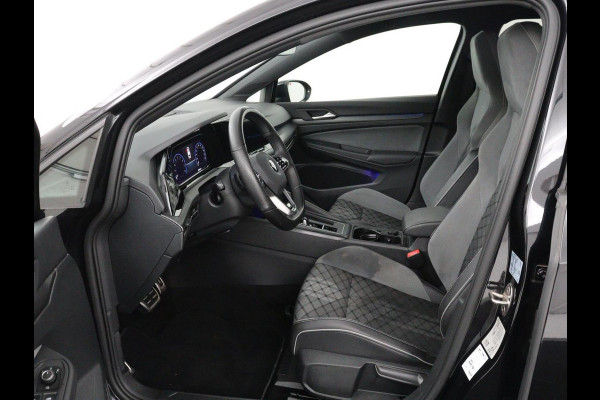 Volkswagen Golf 1.5 eTSI R-Line | Trekhaak | Stoelverwarming | Camera | Sportstoelen | Carplay | Navigatie | Sfeerverlichting | Climate control | Parkeerhulp | Adaptive cruise | File Assistent