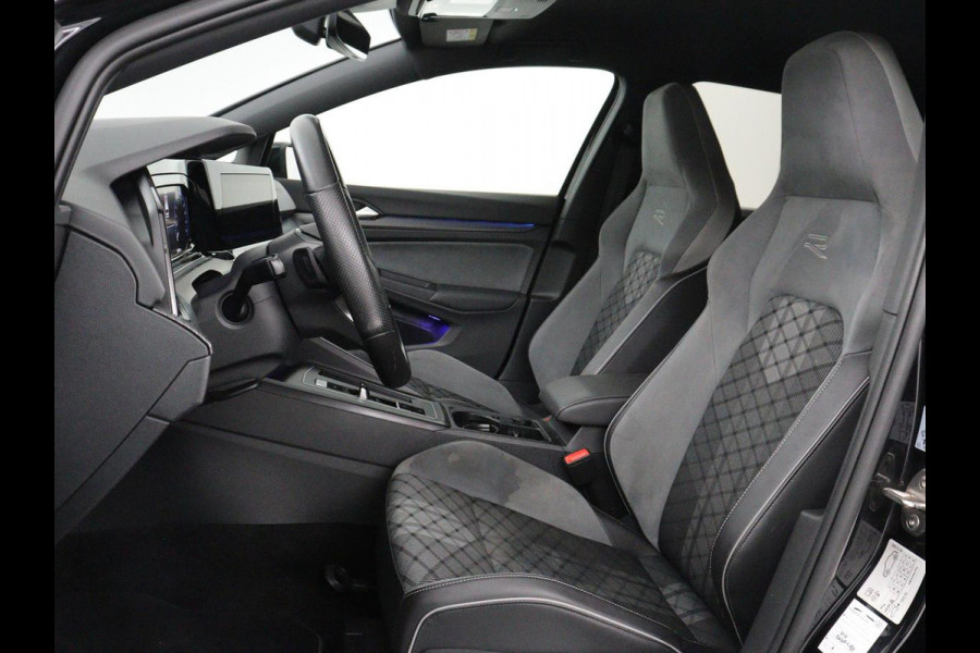 Volkswagen Golf 1.5 eTSI R-Line | Trekhaak | Stoelverwarming | Camera | Sportstoelen | Carplay | Navigatie | Sfeerverlichting | Climate control | Parkeerhulp | Adaptive cruise | File Assistent