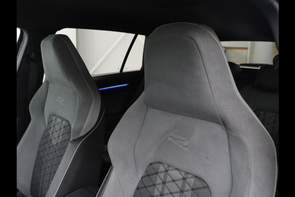 Volkswagen Golf 1.5 eTSI R-Line | Trekhaak | Stoelverwarming | Camera | Sportstoelen | Carplay | Navigatie | Sfeerverlichting | Climate control | Parkeerhulp | Adaptive cruise | File Assistent