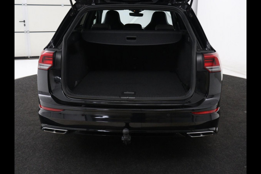 Volkswagen Golf 1.5 eTSI R-Line | Trekhaak | Stoelverwarming | Camera | Sportstoelen | Carplay | Navigatie | Sfeerverlichting | Climate control | Parkeerhulp | Adaptive cruise | File Assistent