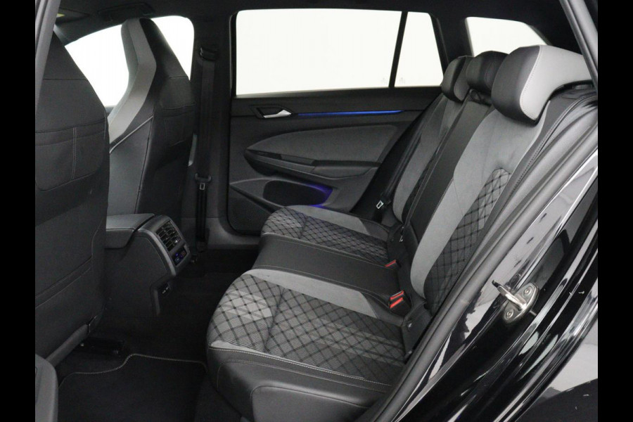 Volkswagen Golf 1.5 eTSI R-Line | Trekhaak | Stoelverwarming | Camera | Sportstoelen | Carplay | Navigatie | Sfeerverlichting | Climate control | Parkeerhulp | Adaptive cruise | File Assistent