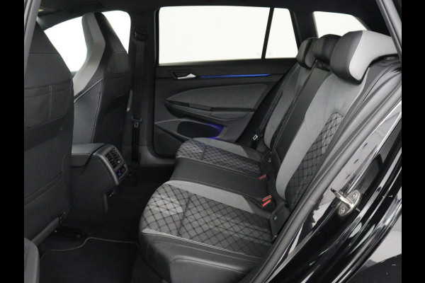 Volkswagen Golf 1.5 eTSI R-Line | Trekhaak | Stoelverwarming | Camera | Sportstoelen | Carplay | Navigatie | Sfeerverlichting | Climate control | Parkeerhulp | Adaptive cruise | File Assistent