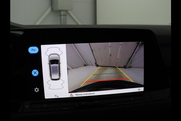 Volkswagen Golf 1.5 eTSI R-Line | Trekhaak | Stoelverwarming | Camera | Sportstoelen | Carplay | Navigatie | Sfeerverlichting | Climate control | Parkeerhulp | Adaptive cruise | File Assistent