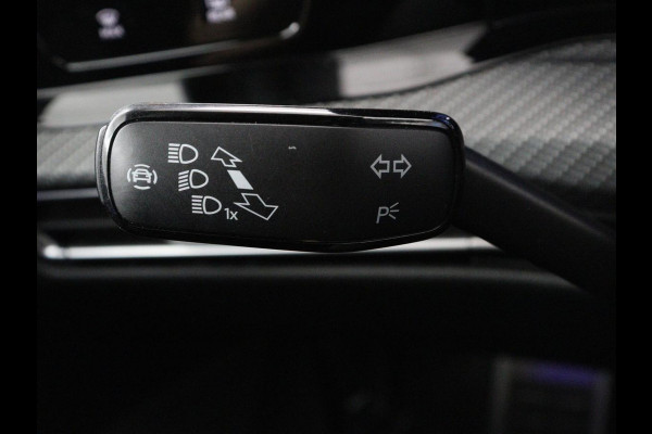 Volkswagen Golf 1.5 eTSI R-Line | Trekhaak | Stoelverwarming | Camera | Sportstoelen | Carplay | Navigatie | Sfeerverlichting | Climate control | Parkeerhulp | Adaptive cruise | File Assistent