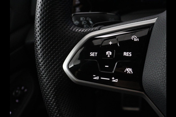 Volkswagen Golf 1.5 eTSI R-Line | Trekhaak | Stoelverwarming | Camera | Sportstoelen | Carplay | Navigatie | Sfeerverlichting | Climate control | Parkeerhulp | Adaptive cruise | File Assistent