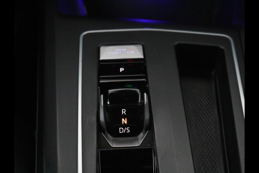 Volkswagen Golf 1.5 eTSI R-Line | Trekhaak | Stoelverwarming | Camera | Sportstoelen | Carplay | Navigatie | Sfeerverlichting | Climate control | Parkeerhulp | Adaptive cruise | File Assistent