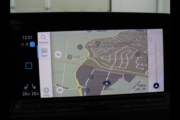Volkswagen Golf 1.5 eTSI R-Line | Trekhaak | Stoelverwarming | Camera | Sportstoelen | Carplay | Navigatie | Sfeerverlichting | Climate control | Parkeerhulp | Adaptive cruise | File Assistent