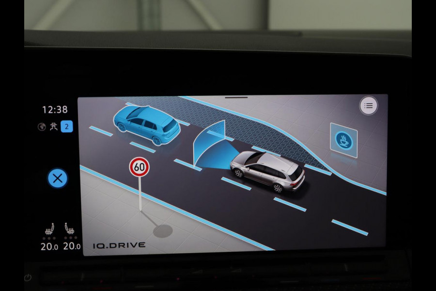 Volkswagen Golf 1.5 eTSI R-Line | Trekhaak | Stoelverwarming | Camera | Sportstoelen | Carplay | Navigatie | Sfeerverlichting | Climate control | Parkeerhulp | Adaptive cruise | File Assistent
