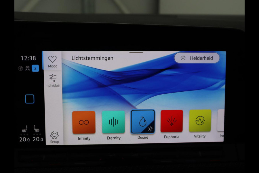 Volkswagen Golf 1.5 eTSI R-Line | Trekhaak | Stoelverwarming | Camera | Sportstoelen | Carplay | Navigatie | Sfeerverlichting | Climate control | Parkeerhulp | Adaptive cruise | File Assistent