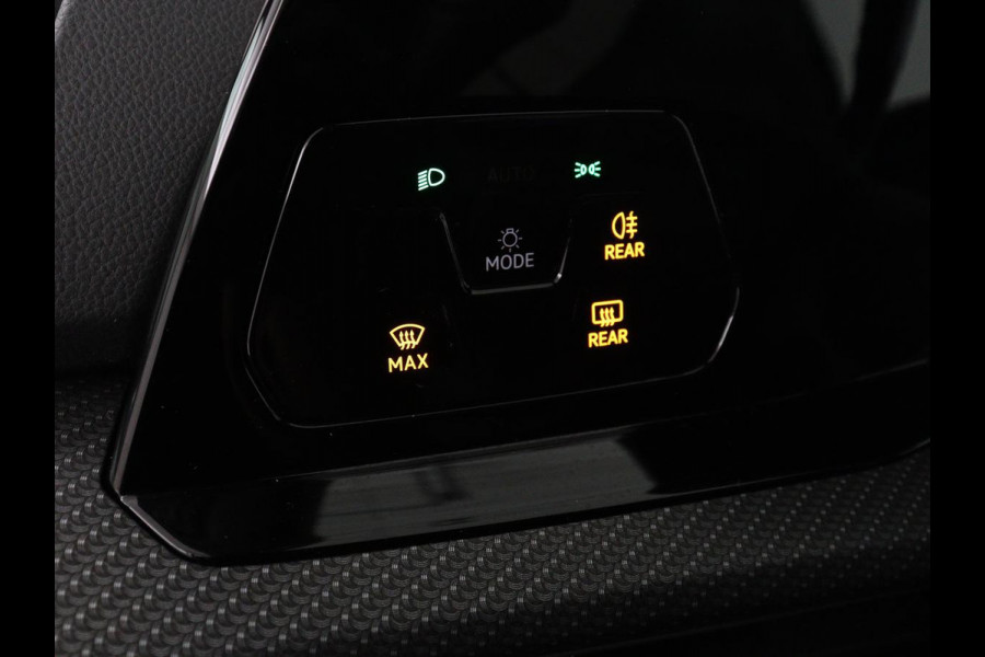 Volkswagen Golf 1.5 eTSI R-Line | Trekhaak | Stoelverwarming | Camera | Sportstoelen | Carplay | Navigatie | Sfeerverlichting | Climate control | Parkeerhulp | Adaptive cruise | File Assistent