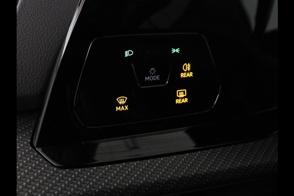 Volkswagen Golf 1.5 eTSI R-Line | Trekhaak | Stoelverwarming | Camera | Sportstoelen | Carplay | Navigatie | Sfeerverlichting | Climate control | Parkeerhulp | Adaptive cruise | File Assistent