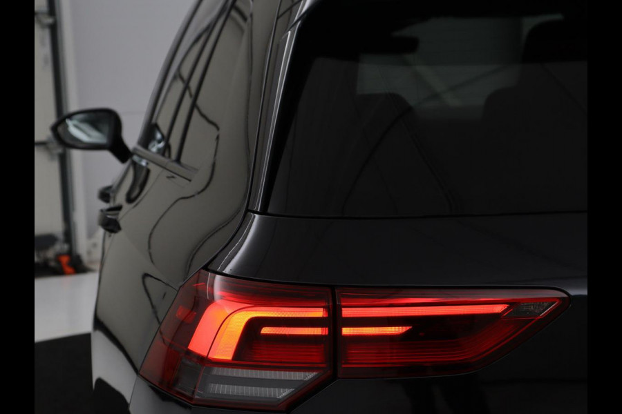 Volkswagen Golf 1.5 eTSI R-Line | Trekhaak | Stoelverwarming | Camera | Sportstoelen | Carplay | Navigatie | Sfeerverlichting | Climate control | Parkeerhulp | Adaptive cruise | File Assistent