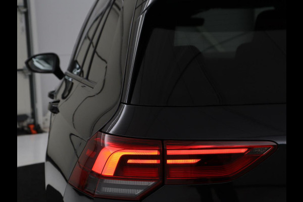 Volkswagen Golf 1.5 eTSI R-Line | Trekhaak | Stoelverwarming | Camera | Sportstoelen | Carplay | Navigatie | Sfeerverlichting | Climate control | Parkeerhulp | Adaptive cruise | File Assistent