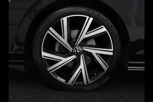 Volkswagen Golf 1.5 eTSI R-Line | Trekhaak | Stoelverwarming | Camera | Sportstoelen | Carplay | Navigatie | Sfeerverlichting | Climate control | Parkeerhulp | Adaptive cruise | File Assistent