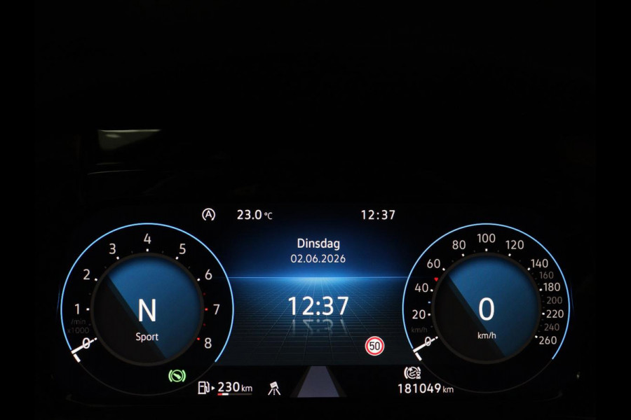 Volkswagen Golf 1.5 eTSI R-Line | Trekhaak | Stoelverwarming | Camera | Sportstoelen | Carplay | Navigatie | Sfeerverlichting | Climate control | Parkeerhulp | Adaptive cruise | File Assistent