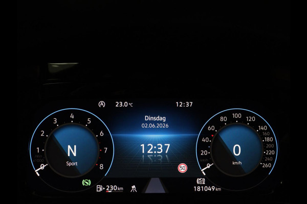 Volkswagen Golf 1.5 eTSI R-Line | Trekhaak | Stoelverwarming | Camera | Sportstoelen | Carplay | Navigatie | Sfeerverlichting | Climate control | Parkeerhulp | Adaptive cruise | File Assistent