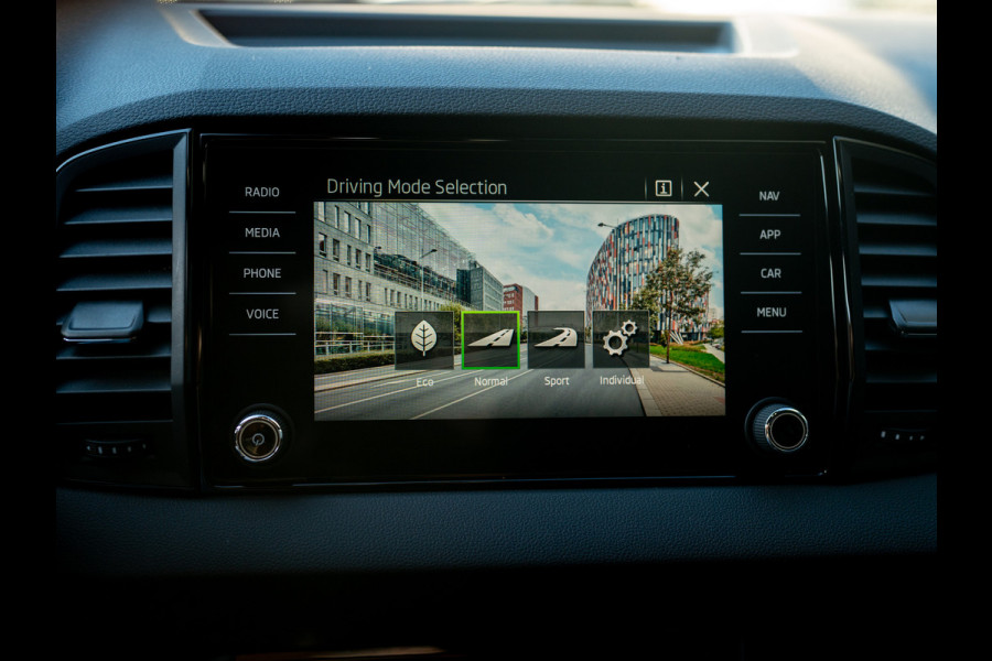 Škoda Karoq 1.5 TSI ACT Sportline Business | Trekhaak wegkl. | Elk. A-klep | Camera | Prijs Rijklaar!!