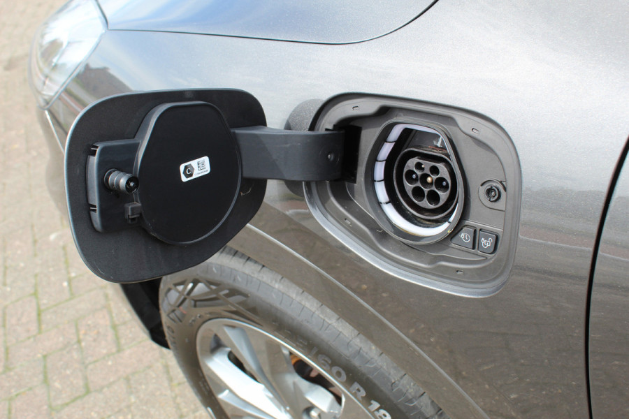 Ford Kuga 2.5 PHEV ST-Line X , 225pk , 1500kg Trekgewicht Naviagtie , Trekhaak , BenO audiosysteem , Camera Cruise control , Stoel en Voorruitverwarming