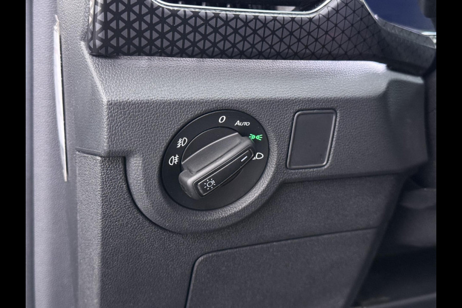 Volkswagen T-Cross 1.0 TSI R-Line AUTOMAAT | CAMERA | FULL LED | KEYLESS START & GO | ADAPTIEVE CRUISE CONTROL | DIGITAL DASHBOARD | DODEHOEKDETECTIE | DIRECT LEVERBAAR MET 12 MND BOVAG GARANTIE |