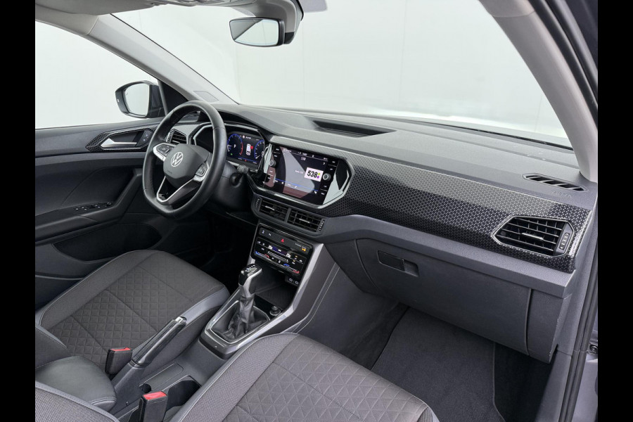 Volkswagen T-Cross 1.0 TSI R-Line AUTOMAAT | CAMERA | FULL LED | KEYLESS START & GO | ADAPTIEVE CRUISE CONTROL | DIGITAL DASHBOARD | DODEHOEKDETECTIE | DIRECT LEVERBAAR MET 12 MND BOVAG GARANTIE |