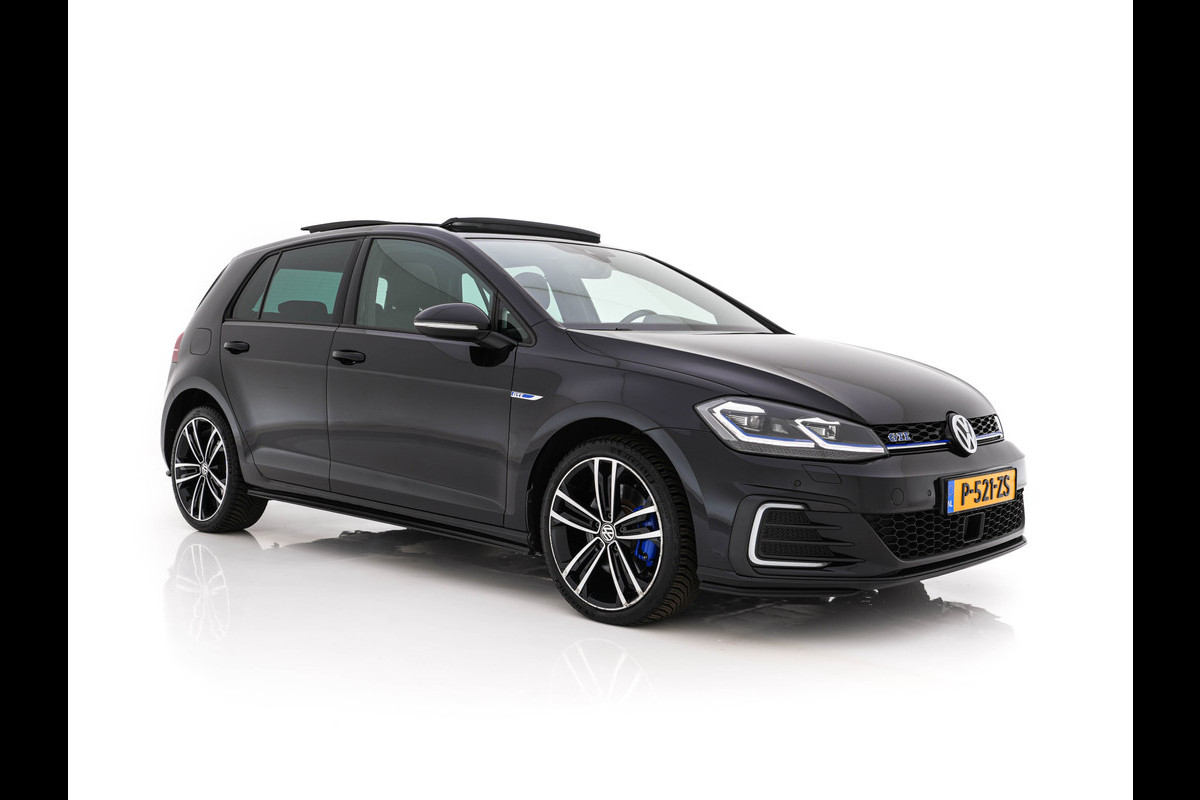 Volkswagen Golf 1.4 TSI PHEV GTE (Plug-in) (INCL-BTW) Aut. *PANO | ADAPTIVE-CRUISE | FULL-LED | DIGI-COCKPIT | BLINDSPOT | HEATED-SPORTSEATS | KEYLESS | NAVI-FULLMAP | AMBIENTLIGHT | SHIFTPADDLES | PRIVACY-GLASS | ECC | PDC | 18''ALU*