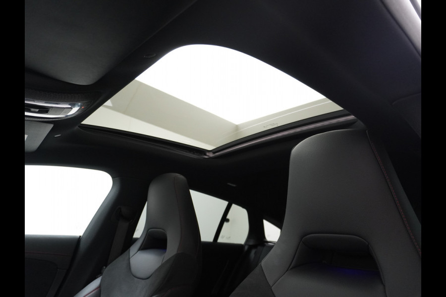 Mercedes-Benz CLA-Klasse Shooting Brake 200 AMG 164pk // Panoramadak // Sfeerverlichting // Privacy Glas // 19" Velgen // Carplay // Augmented Reality