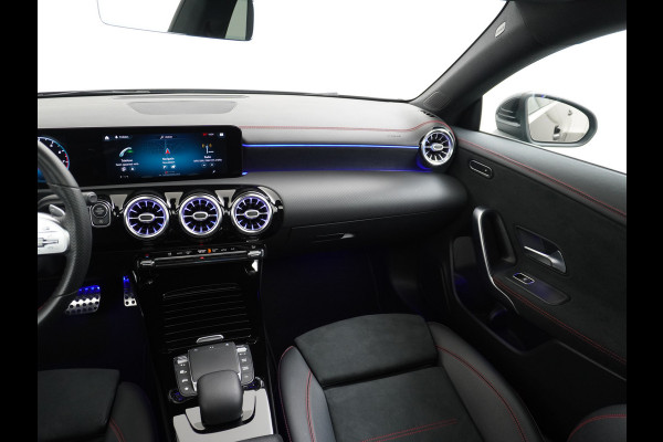 Mercedes-Benz CLA-Klasse Shooting Brake 200 AMG 164pk // Panoramadak // Sfeerverlichting // Privacy Glas // 19" Velgen // Carplay // Augmented Reality