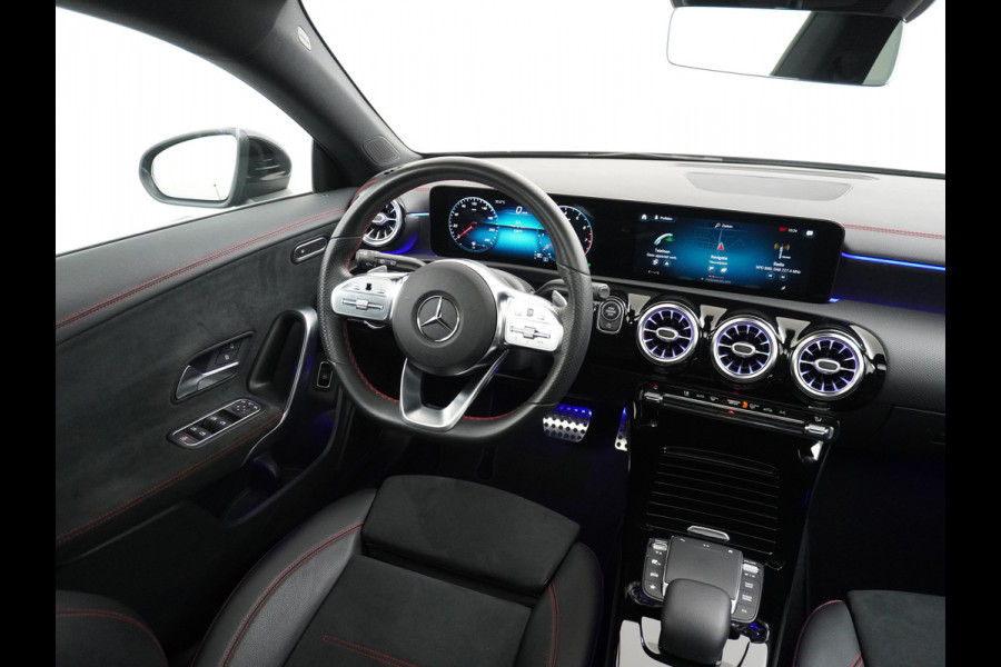 Mercedes-Benz CLA-Klasse Shooting Brake 200 AMG 164pk // Panoramadak // Sfeerverlichting // Privacy Glas // 19" Velgen // Carplay // Augmented Reality