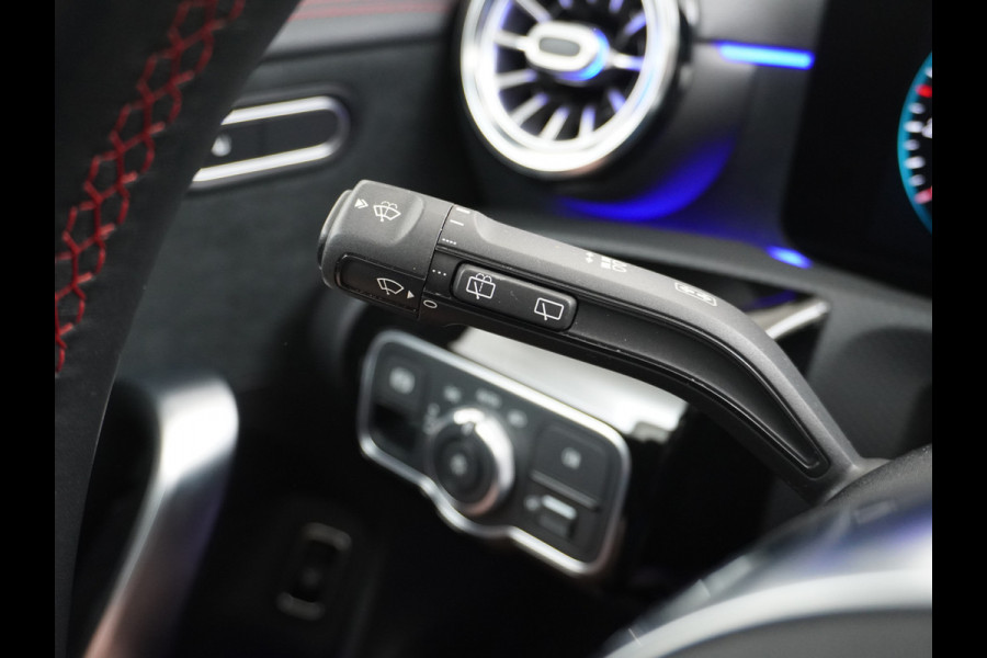 Mercedes-Benz CLA-Klasse Shooting Brake 200 AMG 164pk // Panoramadak // Sfeerverlichting // Privacy Glas // 19" Velgen // Carplay // Augmented Reality