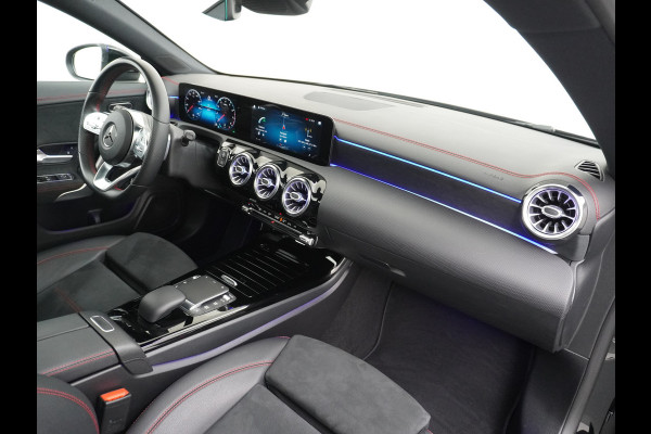 Mercedes-Benz CLA-Klasse Shooting Brake 200 AMG 164pk // Panoramadak // Sfeerverlichting // Privacy Glas // 19" Velgen // Carplay // Augmented Reality