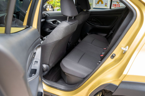 Toyota Yaris Cross 1.5 Hybrid Active|Prijs rijklaar incl 12 mnd garantie|Camera Carplay Stoel,-stuurverw. Privacy glass 17"Lmv