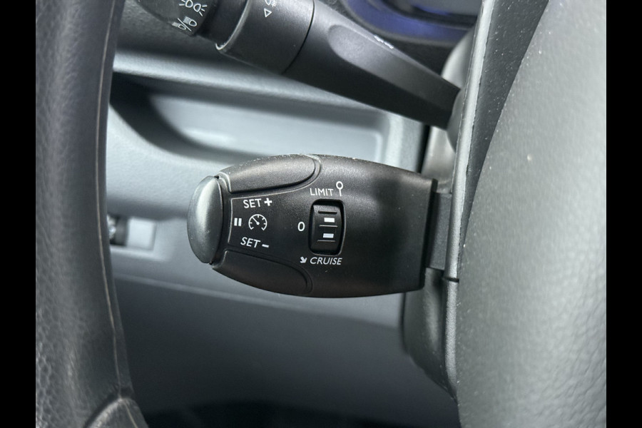Opel Vivaro 2.0CDTI L2H1 3-Persoons Trekhaak Euro 6 Navi Apple Carplay Android Auto Airco Cruise Control Pdc Edition Regen-Lichtsensor Betonplex Vloer Wandbetimmering Schuifdeur 2.500KG Trekgewicht Origineel Nederlandse Bus