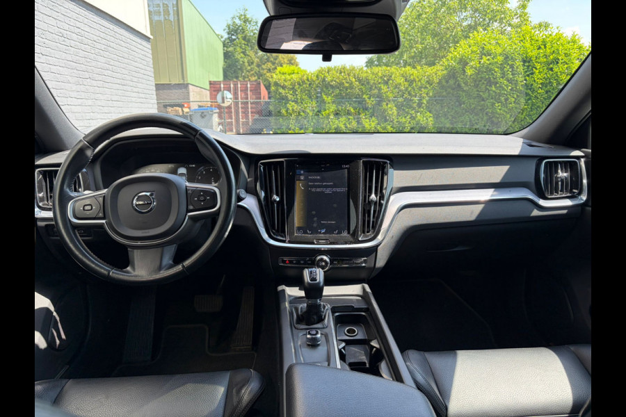 Volvo V60 2.0 T5 251PK Aut. Leder Wegkl.Trekhaak Navi Ecc Adap.Cruise Contourstoelen Apple CarPlay Android Auto Bordherk. High Performance Elek.Stoelen+Memory Elek.Achterklep Privacy Glas Lmv 18" Regensensor 1.800KG Trekgewicht Origineel Nederlandse Auto